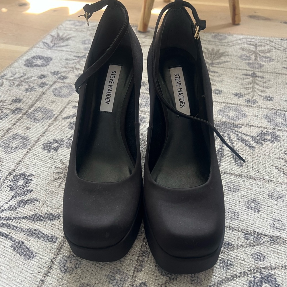 Steve Madden Elegant Black Platform Heels - Picture 1 of 3